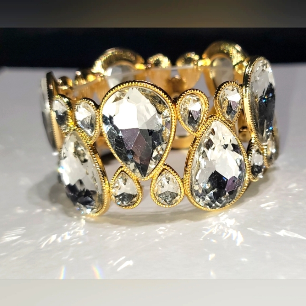 Beautiful White Glass  Stretch Bracelet  In Goldtone  6.50-7.0 Inches